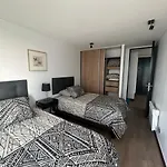 28 Metros Costado Clinica Las Condes ,Hasta 5 Personas